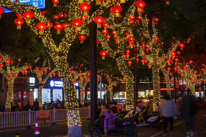 定海城区装设亮化彩灯 扮靓夜景迎新年