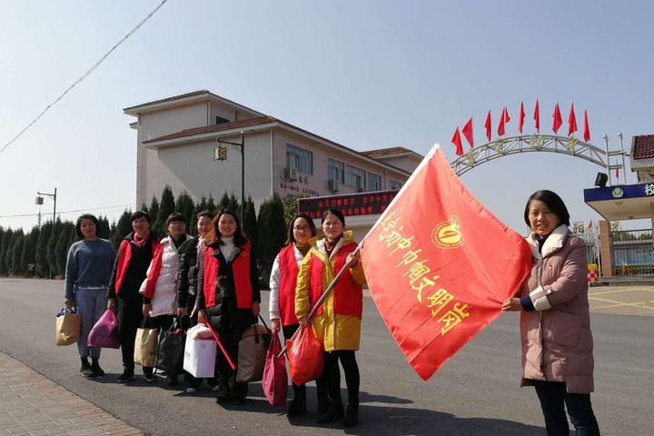 东阳市领导慰问"道德模范" "浙江好人"