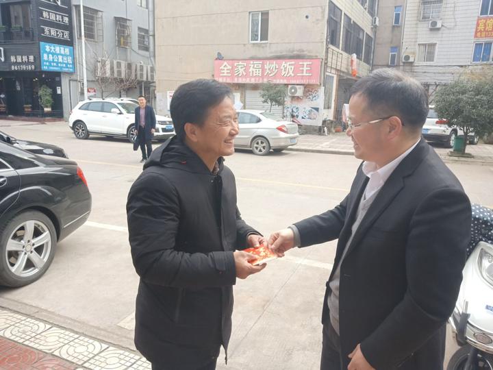宣传部长蒋令树先后赶到吴宁街道西街社区和城东街道单良村,看望慰问"