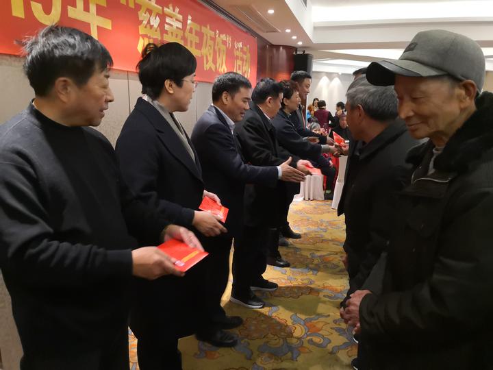 方雪飞,虞乐生,张卫伟和市慈善总会会长康益民一行来到现场,与近百名