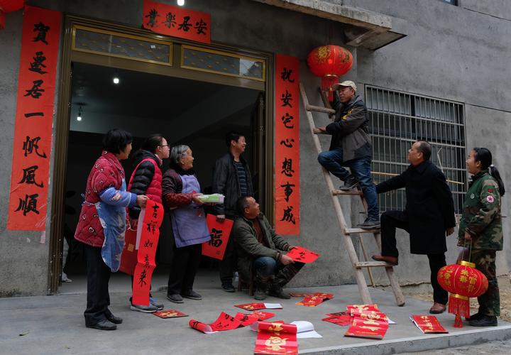 年三十,叶宗平家喜贴春联,挂起红灯笼.刘海波摄