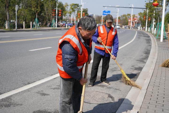 春节坚守岗位②丨环卫工人:辛勤的"城市美容师"