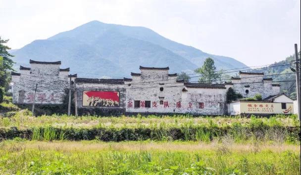 马剑镇石门村建辉文化礼堂(许氏宗祠)前舞龙灯五泄风景区2014年被评为