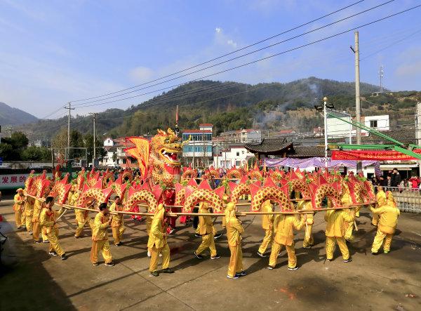 舞龙灯看戏文民俗文化活动闹新春演绎最诸暨的年味