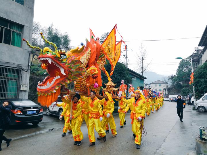 浦江200米长板凳龙栩栩如生800多名村民簇拥绕村巡游