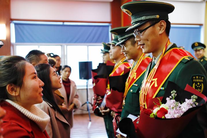 官兵家属为立功受奖的官兵们佩戴上奖牌奖章