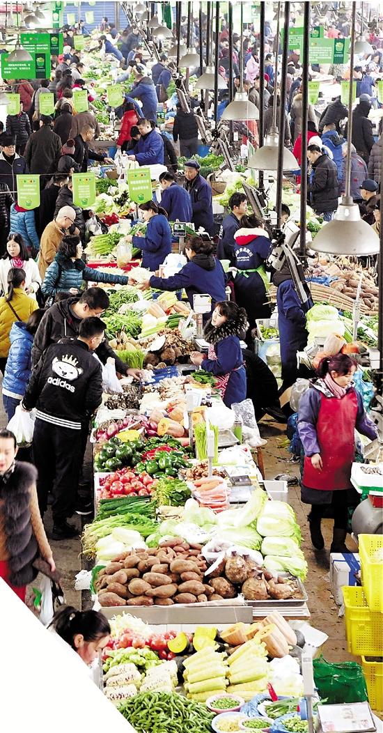 热闹的杭城菜市场.浙江新闻客户端记者 吴元峰 摄