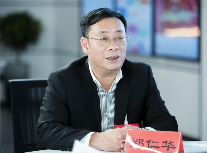 郑仁华:人大代表,新河镇郑洋新村党支部书记