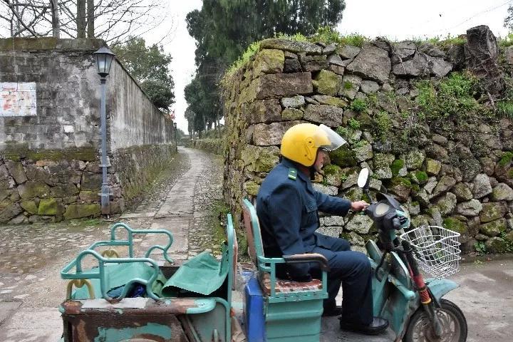 郑小平骑着三轮电瓶车送报途中.新华社记者 许舜达 摄