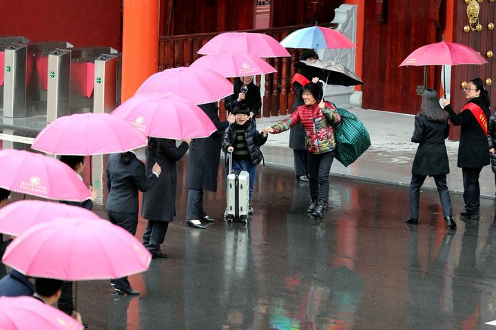 暖心 雨中开学教师为学生撑伞