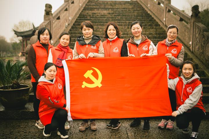 党员教师结合自己的工作实际,在教育教学中每一个小细节中纷纷践行"
