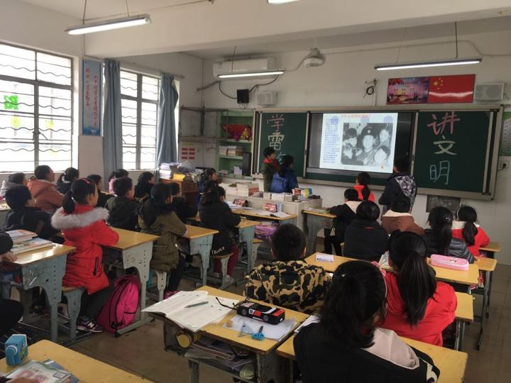 崧厦镇镇东小学开展学雷锋活动