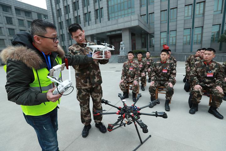 浙江省航空运动协会专家为武警官兵讲解飞行原理和器材构造