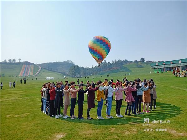 3月17日,来自江西的张女士带着一家人来到绿色产业集聚区飞鸿滑草场