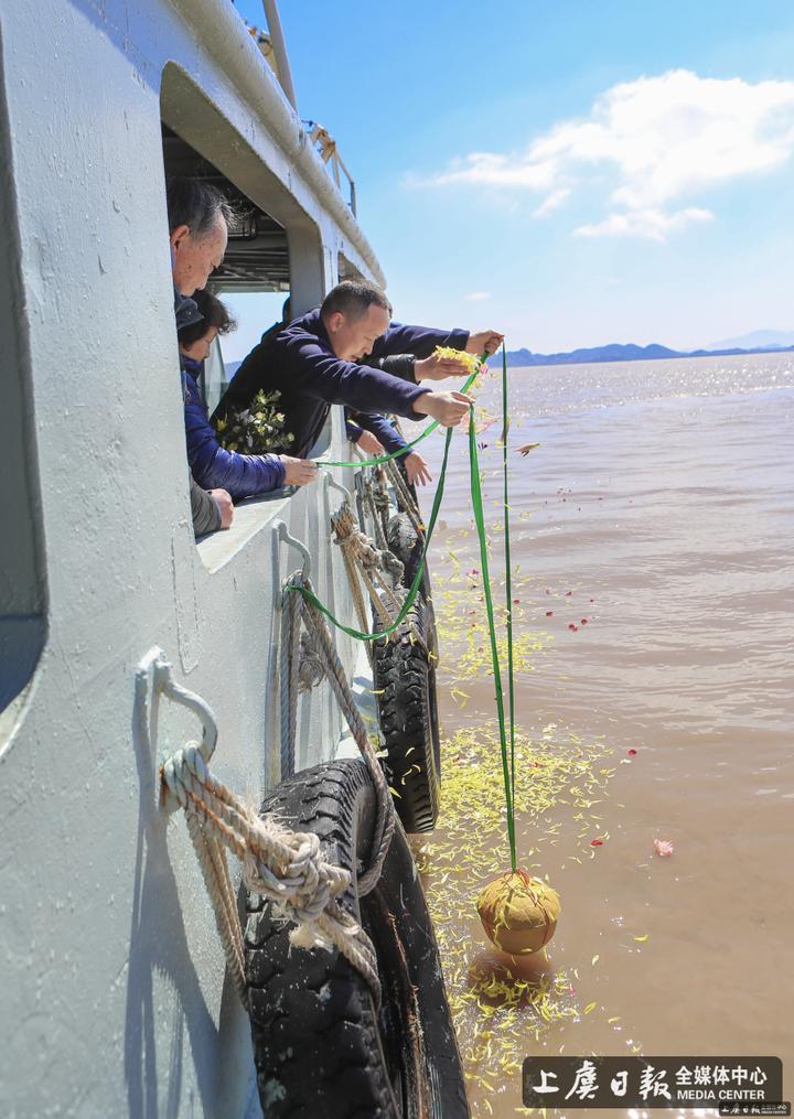 "3月19日下午,我区一离休干部翁朝阳的骨灰海葬仪式在舟山普陀海域