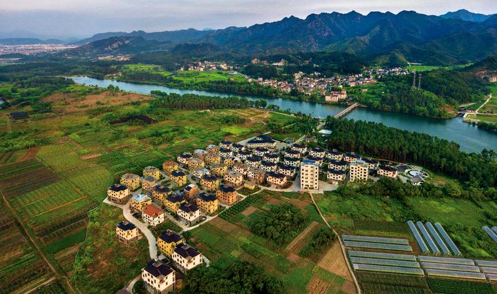 "绿水青山就是金山银山,乡村振兴,生态宜居是关键.