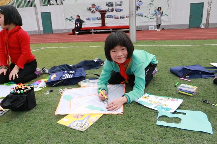 金华丰子恺学校播报丨执笔画纸鸢放飞童心梦