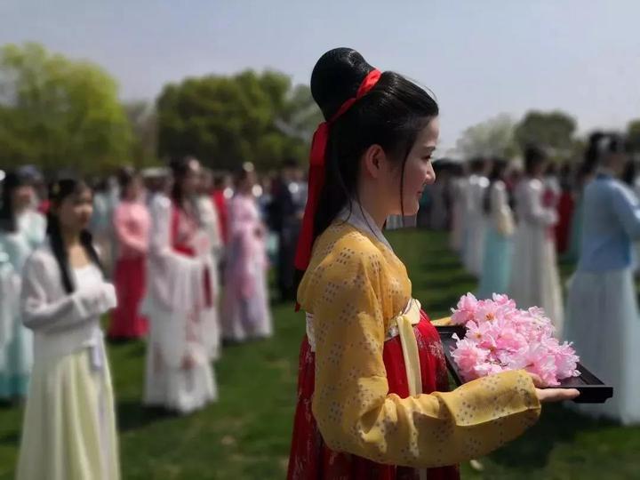 今年的西溪花朝节延续"花开杭城61情定西溪"的主题,将展出890多个