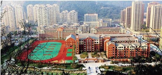 位于瑞祥新区的新纪元小学,校园美丽,每年为约2600个家庭的孩子提供