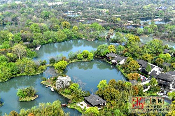记者作为首批体验者,乘坐氦气球飞上高空俯瞰西溪湿地.