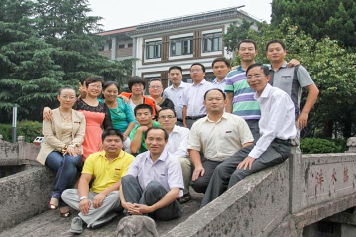 资料图:姚仁汉带领库车二中骨干教师到镇海中学学习(二排右一穿白衬衫