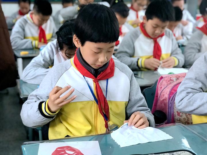 "范桂馥小学车益明校长认为,最好的劳育应与生活紧密相连,与学校课程