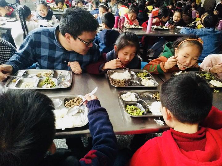 东阳 昆溪小学:校长和学生一起吃午饭