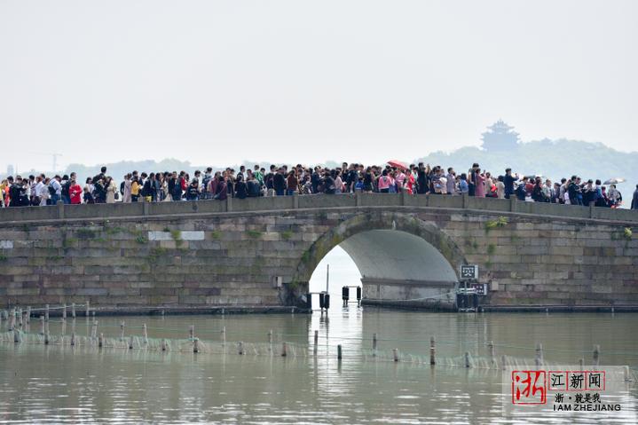 今年清明不下雨!西湖游人如织断桥似"人桥"