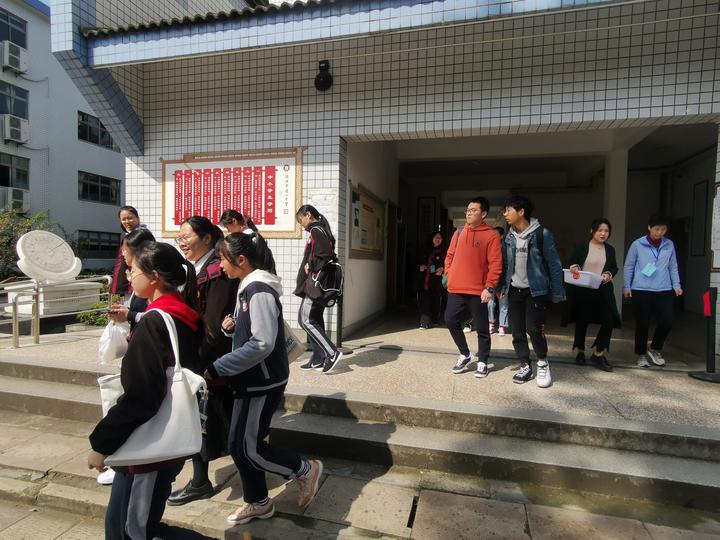 4月6日上午,在绍兴市稽山中学里,学生们早早来到学校准备,有的再"啃"