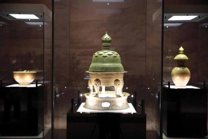 临安博物馆内的三件国宝,从左到右依次为青瓷褐彩云纹油灯,青瓷褐彩云