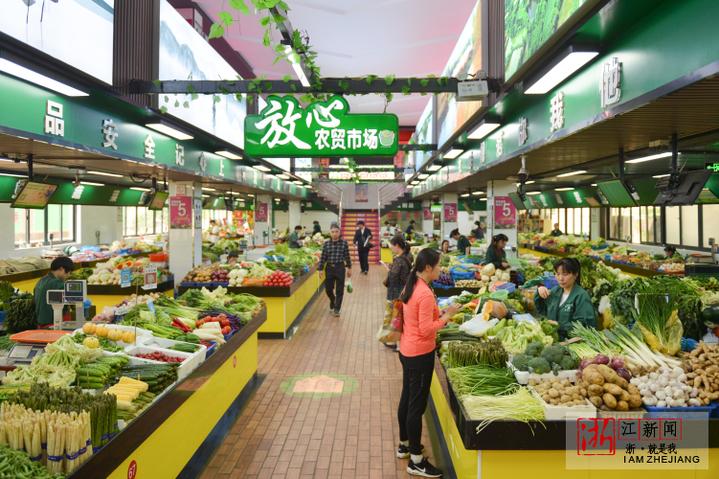 水产摊位旁没有肮脏的积水……走进杭州古荡街道农贸市场,整洁的环境
