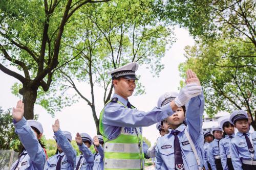 "小小交警 来了