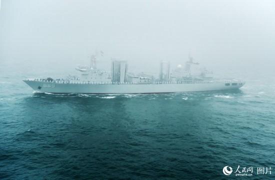 图为"海洋岛号潜艇支援舰接受检阅.