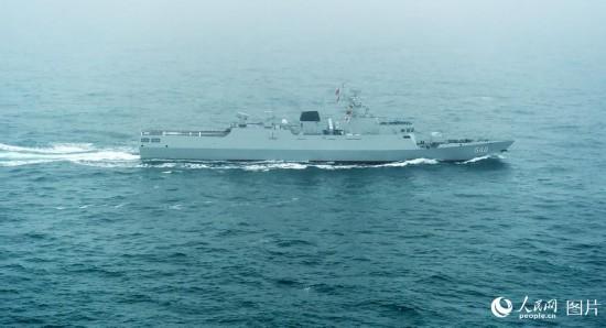 图为"宜春"号轻型护卫舰.