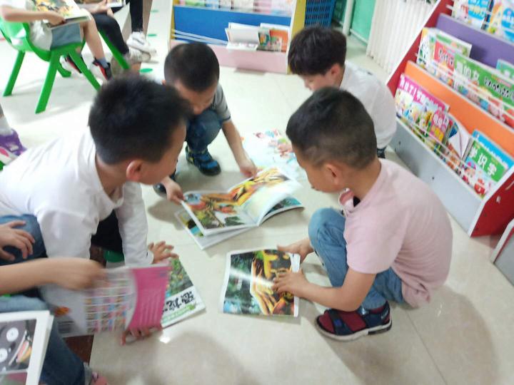 4月23日,东阳市横店镇花朵幼儿园组织孩子们到园内的图书角阅读.