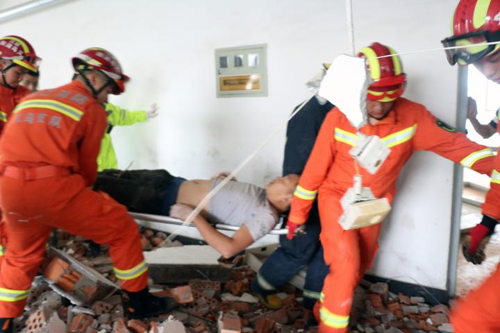 砖墙坍塌工人被埋 消防员紧急救人