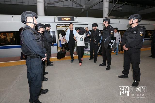 在湖州高铁站,d2261列车缓缓驶入站台,安吉公安民警从四川成都押解27