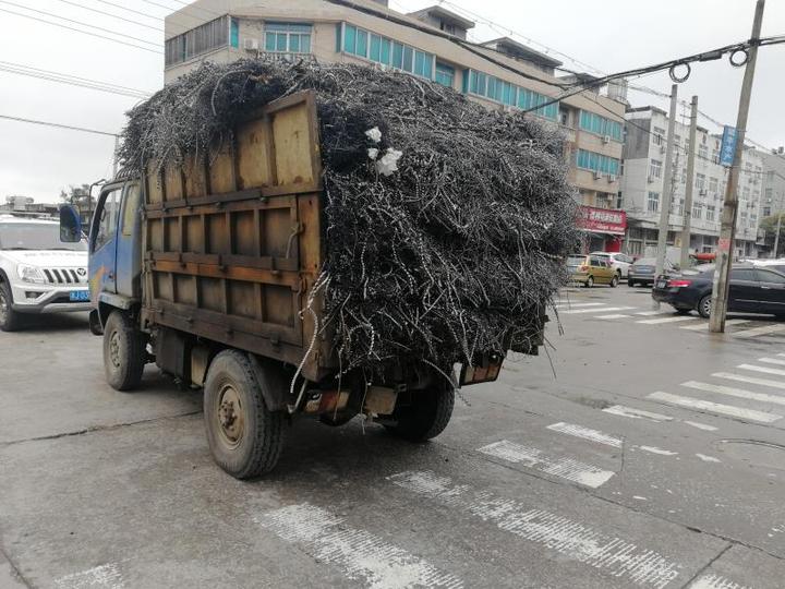 运输废旧金属的货车未覆盖"铁末子"撒了近400米