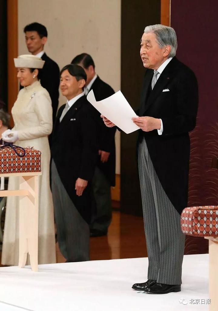 日本明仁天皇正式退位 仪式上这神秘包裹里装着啥?