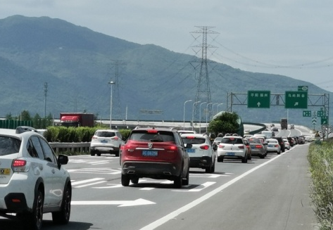 五一长假首日高速限流市区主干道迎来车流高峰