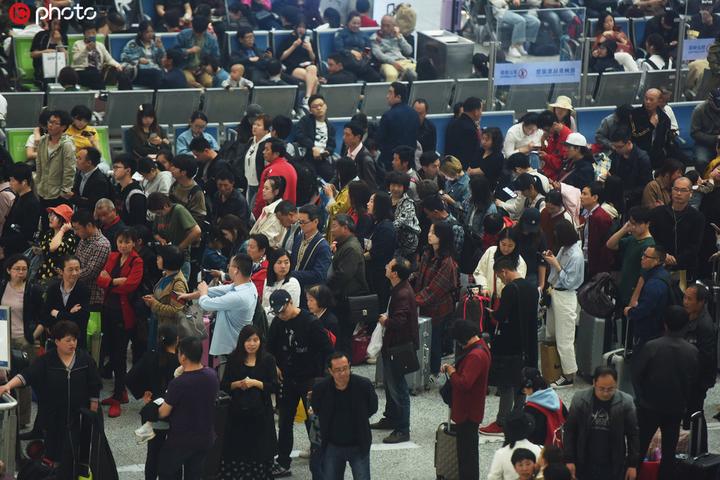 全国铁路迎来五一小长假出行高峰火车站人山人海