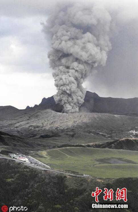 日本阿苏山火山喷发 火山灰如柱冲天