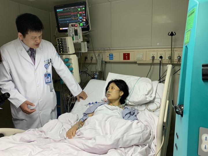5月6日,记者在浙江大学医学院附属第一医院心脏重症监护室见到了躺在