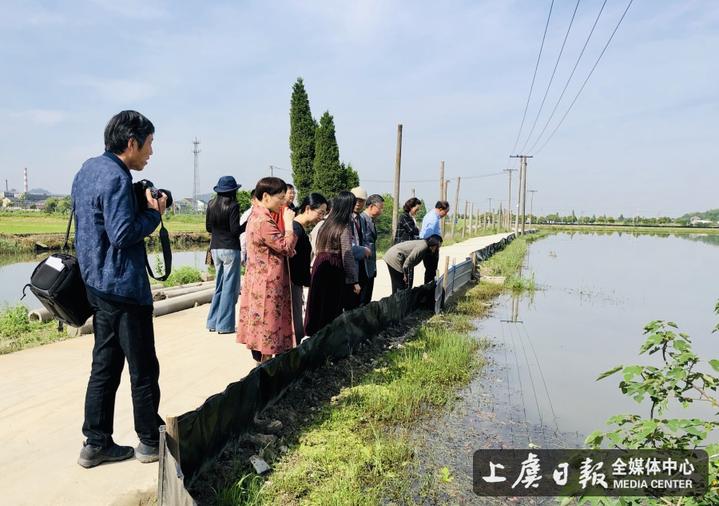 "作家章月珍动情地说,这是她有生以来第一次见到"全村福,这既饱含了