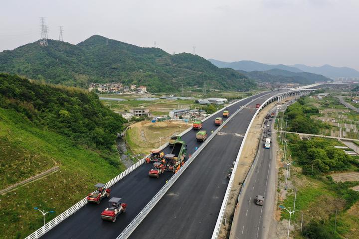 329国道舟山段改建工程白泉高架延伸段桥面开始铺设沥青