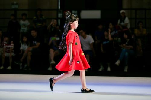 2018中国少儿超模大赛上,一名童模进行走秀表演.通讯员 余晓玲 摄