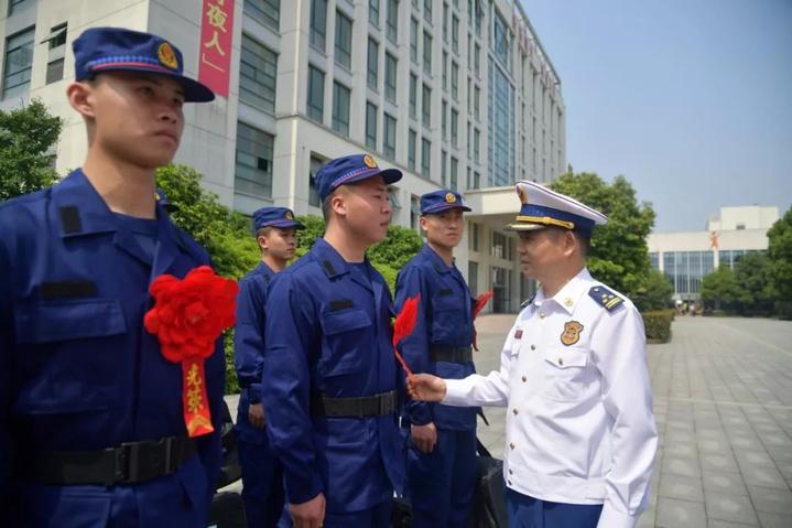 傅绍荣参谋长 亲切地关心询问新队员