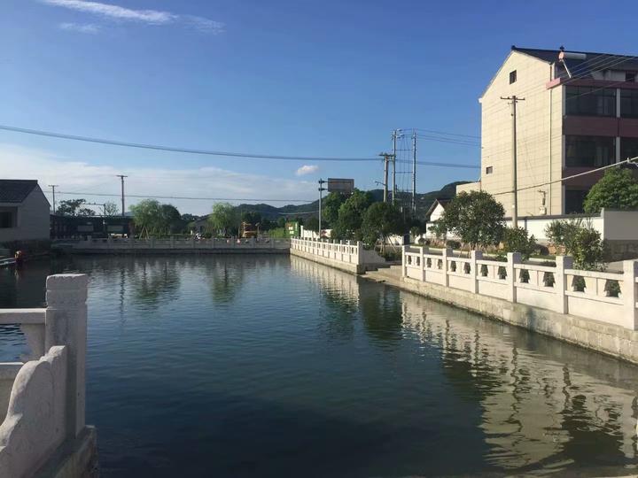 上浦镇夏家埠村:塘清路洁村美 尽显旖旎风光