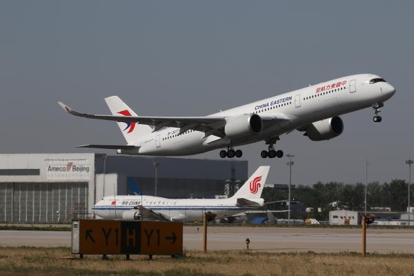 2019年5月13日,北京首都机场,第二架验证飞机东航350起飞.