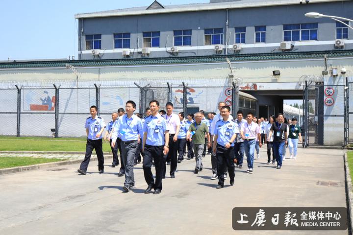 5月22日,区委统战部与区工商联全体机关干部等20余人赴浙江省第六监狱